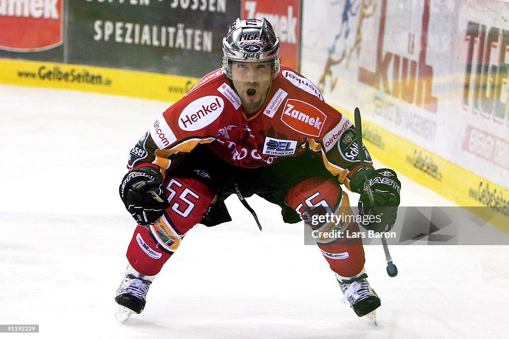 DEG Metro Stars v Adler Mannheim - DEL