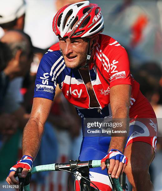 Steven Cummings of Great Brtiain rides in the peloton during the Men's Road Race at the 2009 UCI Road World Championships on September 27, 2009 in...