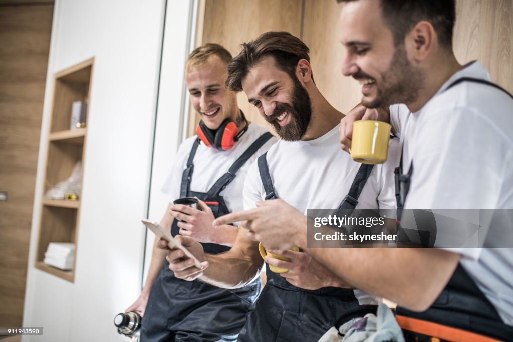 Team der glückliche Arbeiter mit Smartphone auf eine Kaffeepause.