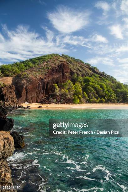 puu olai (cinder cone), oneloa beach (big beach), makena state park - makena beach stock pictures, royalty-free photos & images