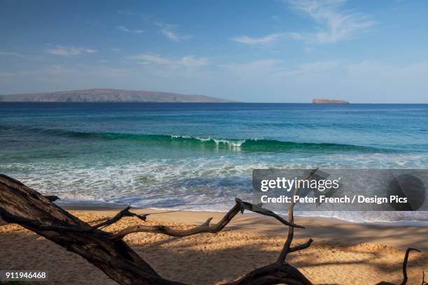 view of kahoolawe and molokini islands from little beach at makena beach state park - makena beach stock pictures, royalty-free photos & images