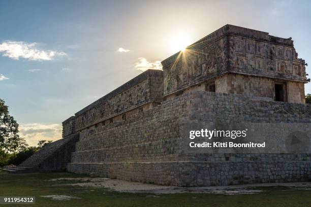 side view of governor's palace with the sun in uxmal pyramid, mexico - uxmal fotografías e imágenes de stock