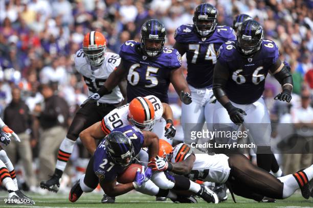 Ray Rice of the Baltimore Ravens runs the ball against the Cleveland Browns at M&T Bank Stadium on September 27, 2009 in Baltimore, Maryland. The...