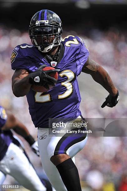 Willis McGahee of the Baltimore Ravens runs the ball in for the winning touchdown against the Cleveland Browns at M&T Bank Stadium on September 27,...