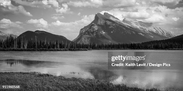 black and white image of vermillion lakes, mount rundle and sulphur mountain in banff national park - sulphur mountain fotografías e imágenes de stock