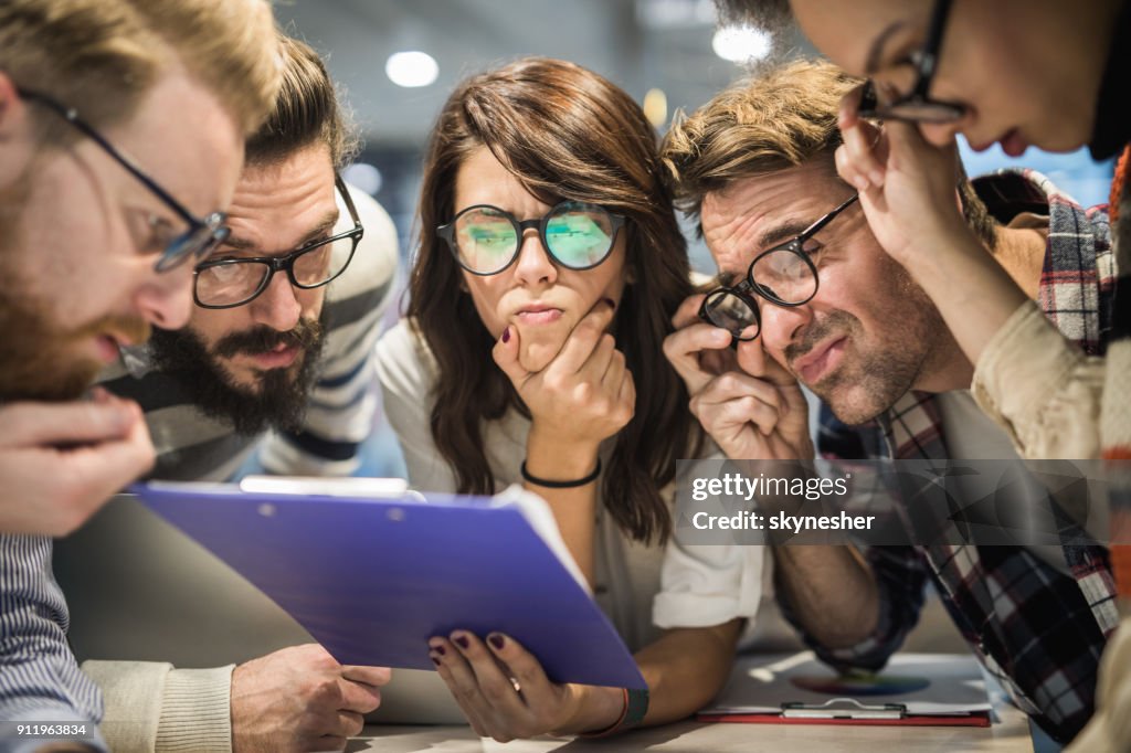 オフィスで混乱のレポートを読んでオタク系起業家のチーム。