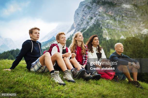 avventure sulle dolomiti: famiglia insieme - parco naturale puez odle foto e immagini stock