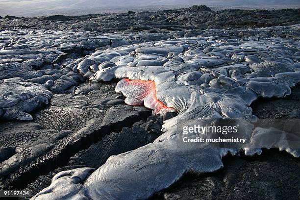 lava flow en hawai - puu oo vent fotografías e imágenes de stock