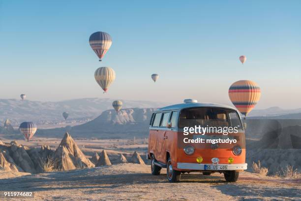 hete lucht ballonnen vliegen over vallei in de ochtend. cappadocië. turkije - beetle car stockfoto's en -beelden