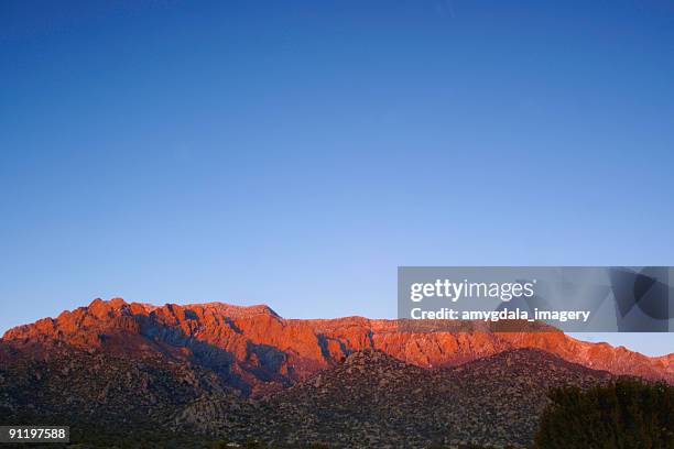 landschaft sonnenuntergang berg-rot mit blauen himmel - albuquerque stock-fotos und bilder