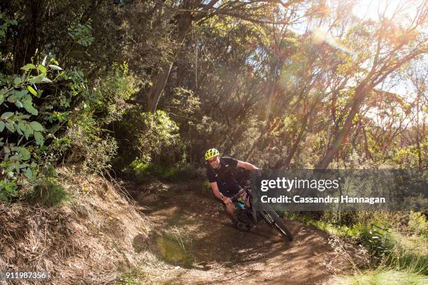 mountain biking in mount kosciuszko national park, australia - thredbo stockfoto's en -beelden