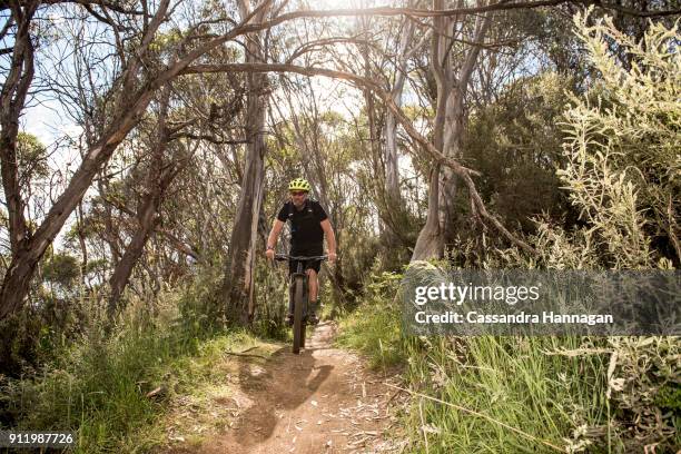 mountain biking in mount kosciuszko national park, australia - thredbo stockfoto's en -beelden