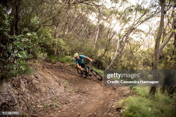 mountain biking in mount kosciuszko national park, australia - thredbo stockfoto's en -beelden