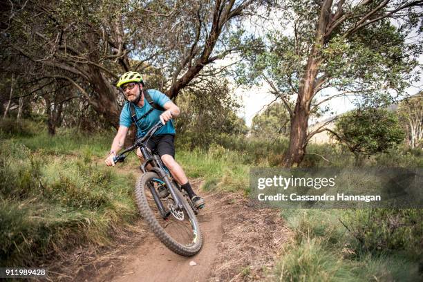 mountain biking in mount kosciuszko national park, australia - thredbo stockfoto's en -beelden