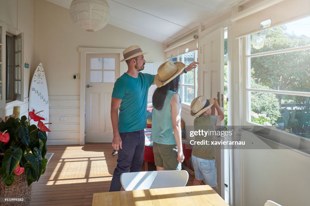 Usar sombreros de paja de pie en la casa de la familia