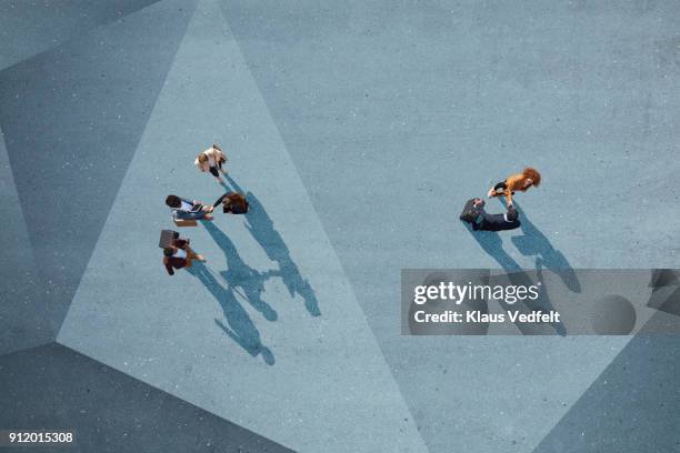 groups of businesspeople making handshakes on painted asphalt - contact color background photos et images de collection