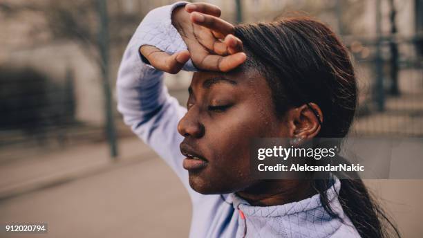 na intensieve training - runner tired stockfoto's en -beelden