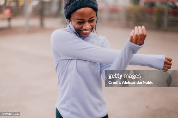 étirer après l’entraînement - jogging winter photos et images de collection