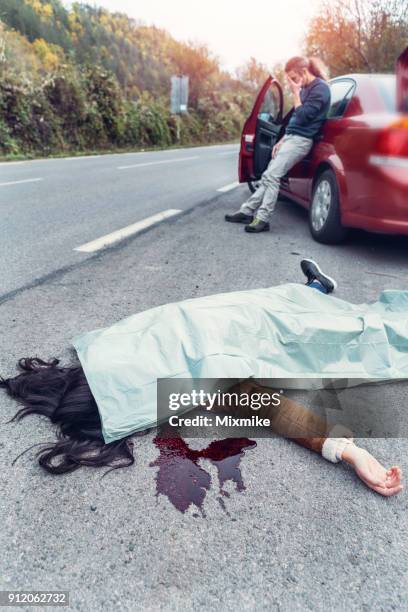 mensen die betrokken zijn in dodelijke auto-ongeval op de weg - fatal car accident stockfoto's en -beelden