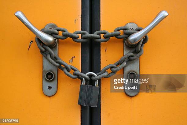 closed plus locked with chain and padlock - pejft stockfoto's en -beelden