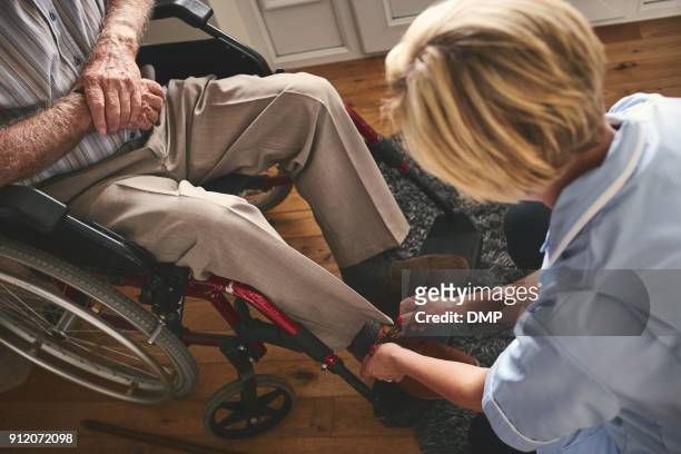 醫護人員與殘疾老人系鞋帶 - women trying on shoes 個照片及圖片檔