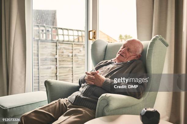 ehemaliger senior erwachsenen schlafen auf stuhl - lounge chair stock-fotos und bilder