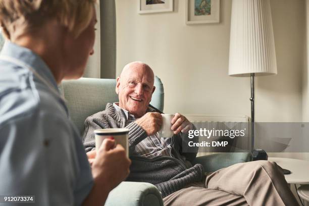 微笑的老人與女性看護者交談 - home carer 個照片及圖片檔