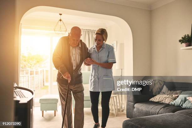 travailleur de la santé aide senior patient à marcher - infirmière et maison photos et images de collection