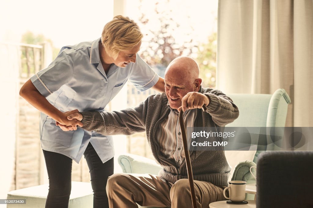Trabajadora de salud apoyo a hombre mayor en el cuidado del hogar