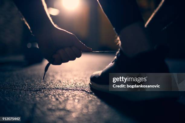 male athlete tying shoes - amarrado imagens e fotografias de stock