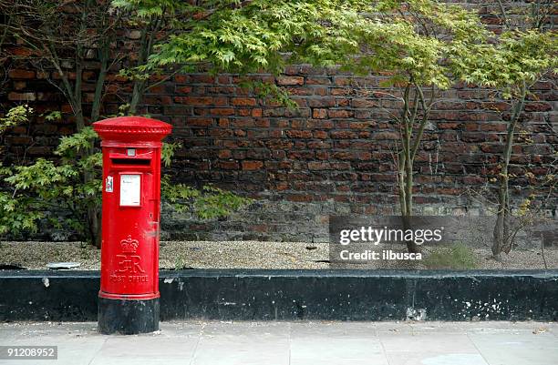 tipico casella postale rossa inglese - mailbox foto e immagini stock