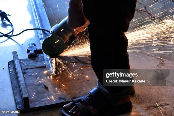 metal sawing - mumbai nusi foto e immagini stock