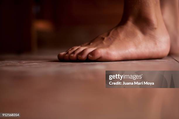 the foreground of bare feet. to the ground - man feet stockfoto's en -beelden