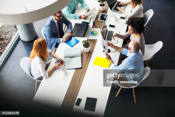 equipo de negocios construcción de una estrategia - busy train fotografías e imágenes de stock