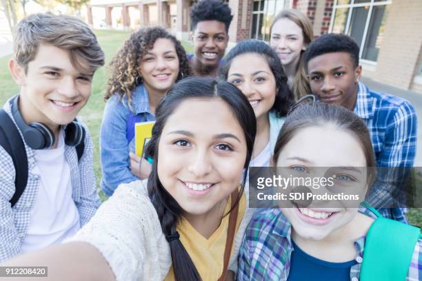 高校の友人のグループが一緒に selfie を取る - teenagers only ストックフォトと画像