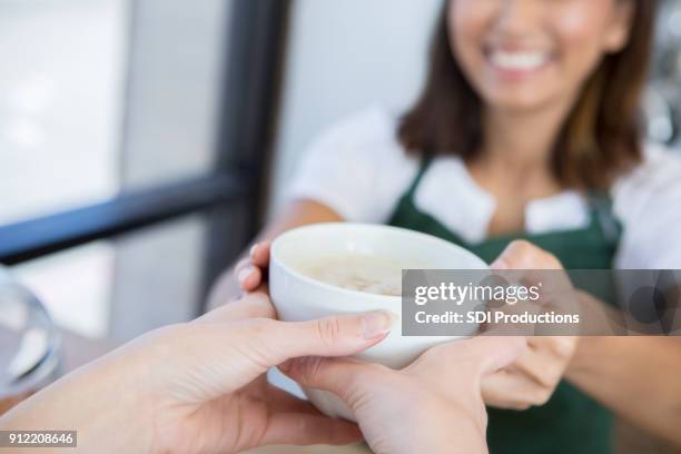 barista handen onherkenbaar klant een warme drank - hot filipina women stockfoto's en -beelden