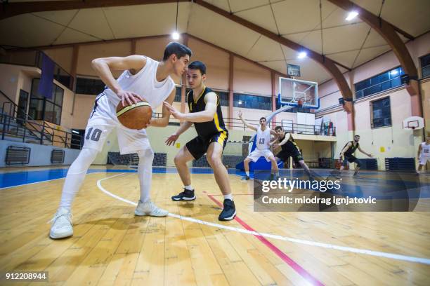 il lavoro di squadra è importante per vincere - basketball mens college foto e immagini stock