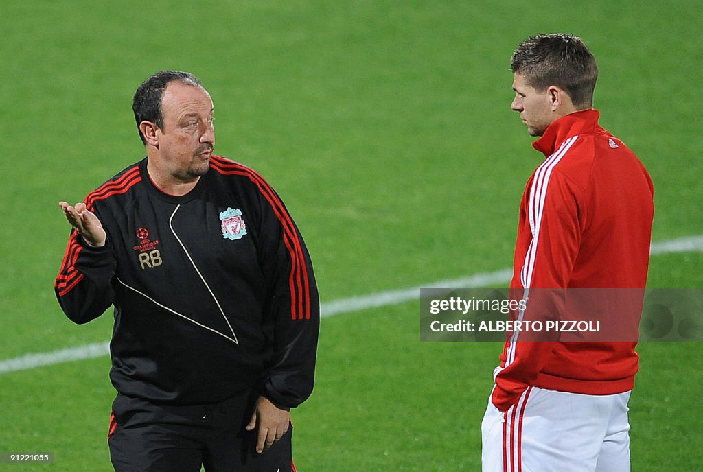 Liverpool FC coach Rafael Benitez (L) ta