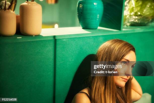 jeune femme sur le café. - cible facile photos et images de collection