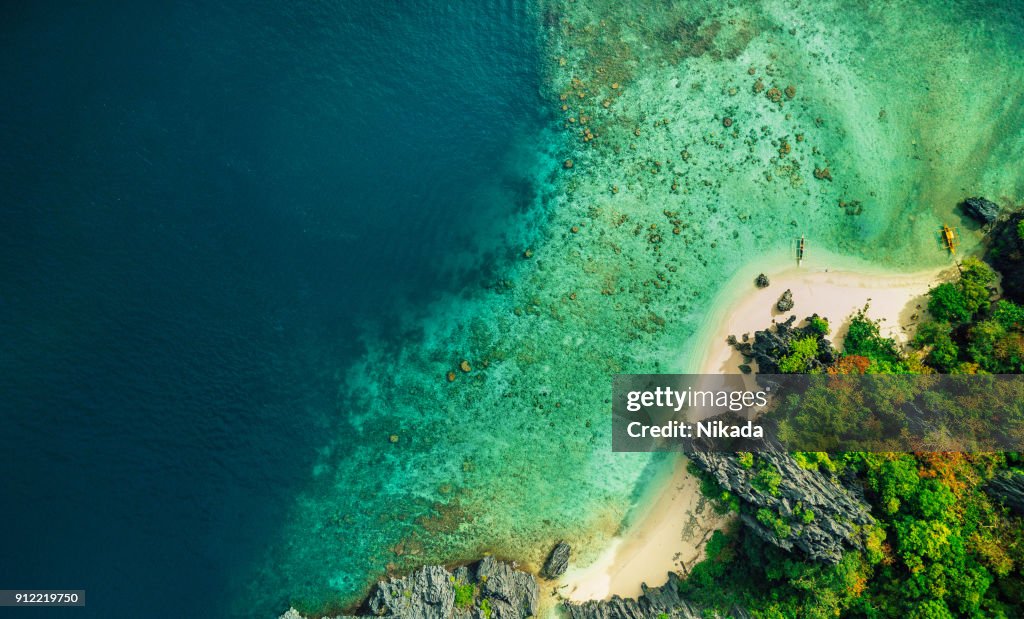 Aerial View de Elnido praia com barco em Palawan