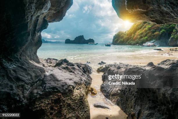 zee en rotsen, palawan, filipijnen - el nido stockfoto's en -beelden