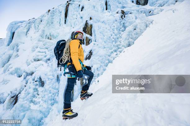 ice climber voor bevroren waterval pyrenees frankrijk - crampon stockfoto's en -beelden