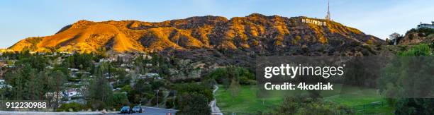 hollywood sign en omgeving - mulholland drive stockfoto's en -beelden