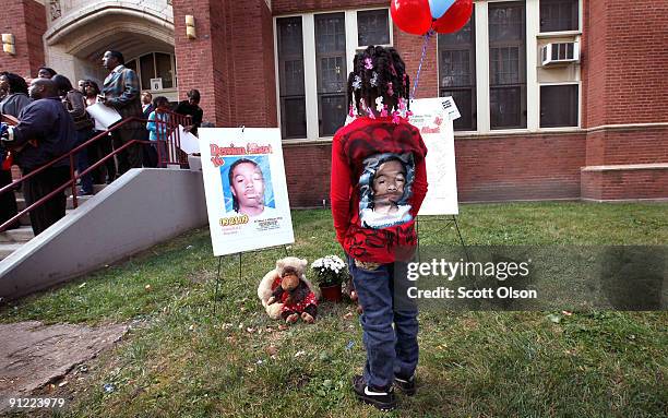 Nadashia Thomas looks over a memorial outside Fenger High School for 16-year-old Fenger honor roll student Derrion Albert September 28, 2009 in...