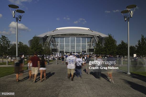 Exterior view of fans entering Cowboy Stadium before Dallas Cowboys vs New York Giants. Arlington, TX 9/20/2009 CREDIT: Greg Nelson