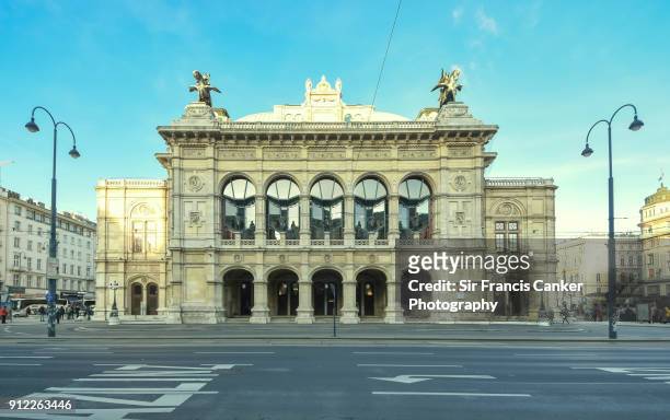 majestic facade of vienna state opera house in vienna, austria - ópera de viena imagens e fotografias de stock