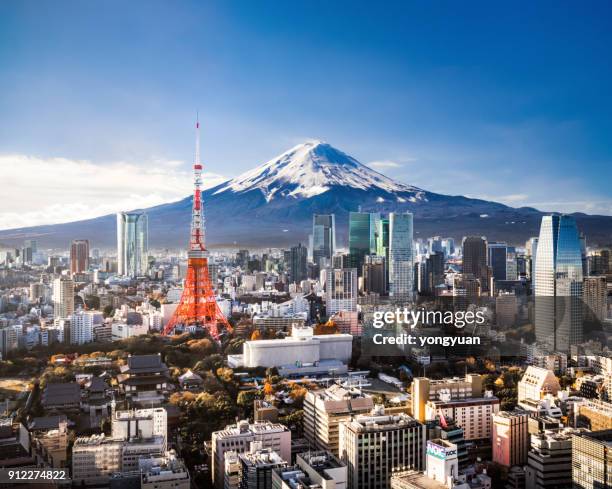 mt. fuji und skyline von tokyo - fernsehturm tokyo tower stock-fotos und bilder