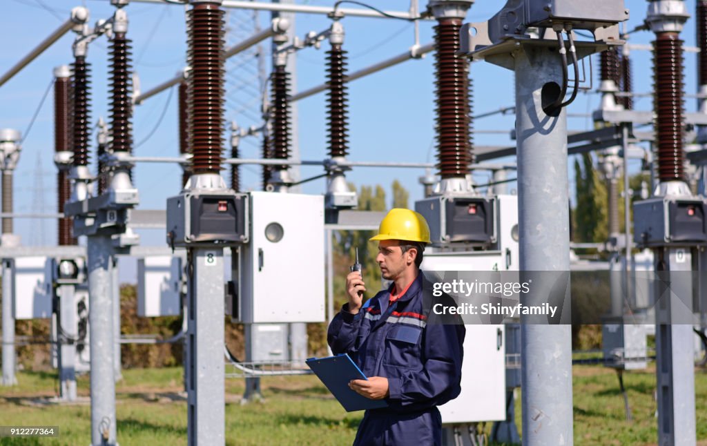 Werknemer op de elektriciteitscentrale. Praten met de Walkie Talkie