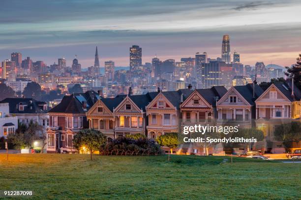 alamo square y painted ladies (las damas pintadas) con edificios de san francisco - painted houses in san francisco fotografías e imágenes de stock