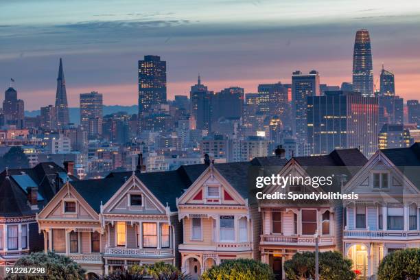 alamo square y painted ladies (las damas pintadas) con edificios de san francisco - casas painted ladies fotografías e imágenes de stock